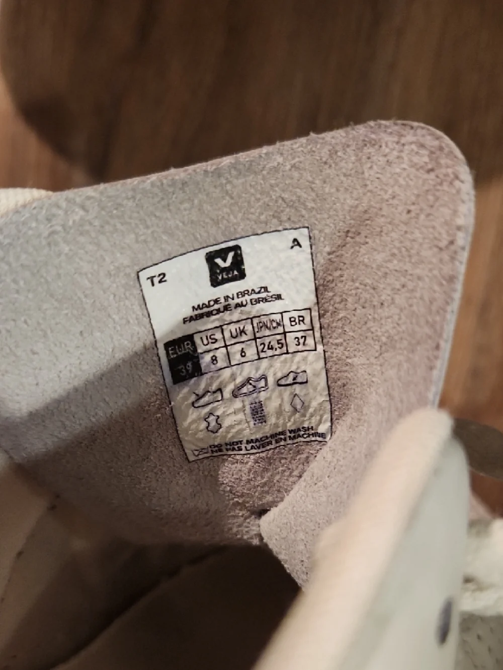 Veja sneakers with black logo label - Picture 2 of 2